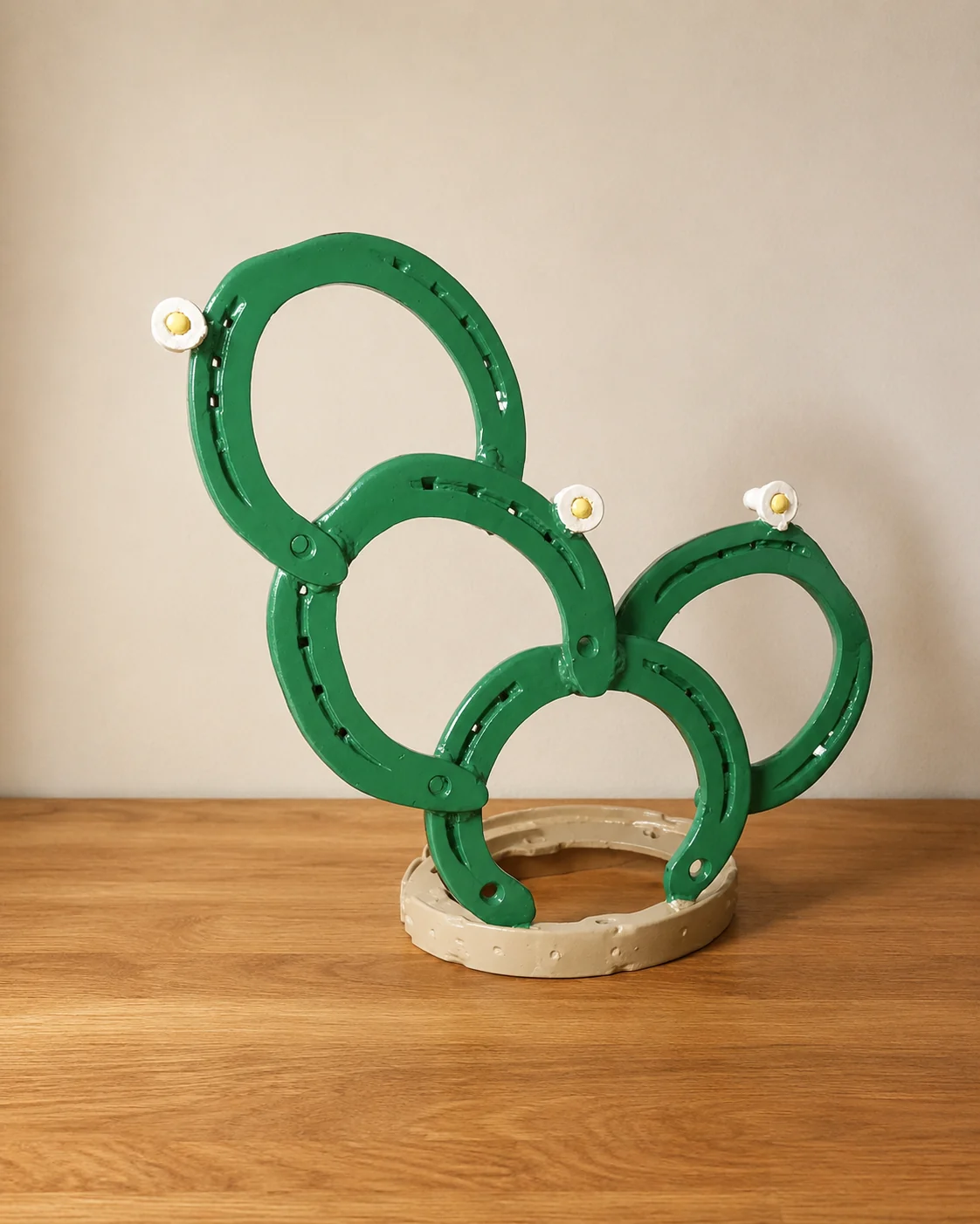 Groene cactusvorm gemaakt van hoefijzers